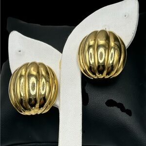 Vintage Oscar de la Renta Ribbed Clip Earrings